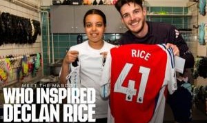 暖男赖斯邀请小球童参观训练中心，并送出签名球衣和战靴