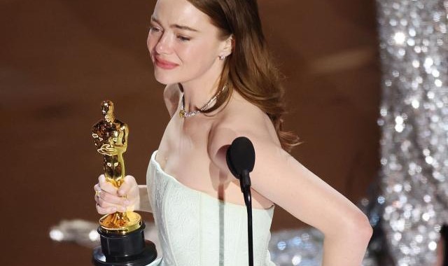 太阳蹭到了！石头姐再次奥斯卡封后 她是太阳铁粉