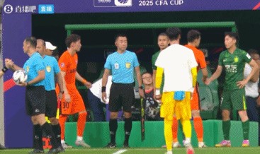 替补登场战旧主!侯永永替补上场,国安玉昆半场各换2人